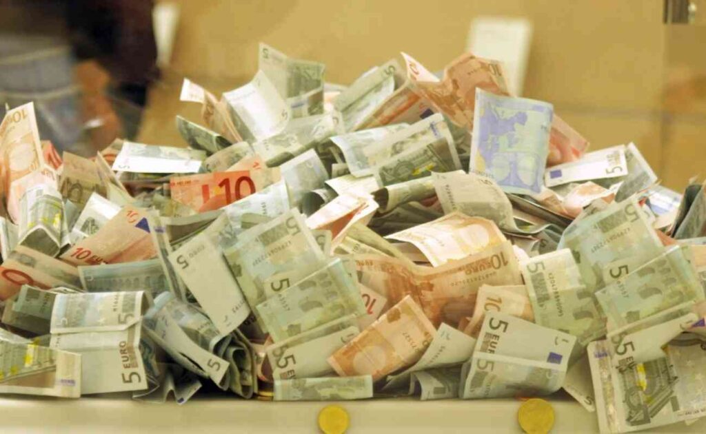 Addio alle vecchie banconote degli euro, come saranno: da quando le
